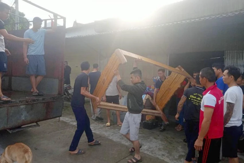 Người dân bản Na Hiêng di chuyển đồ trong nhà ra ngoài bởi lo sợ "hố tử thần" làm sập nhà. Người dân bản Na Hiêng di chuyển đồ trong nhà ra ngoài bởi lo sợ "hố tử thần" làm sập nhà.