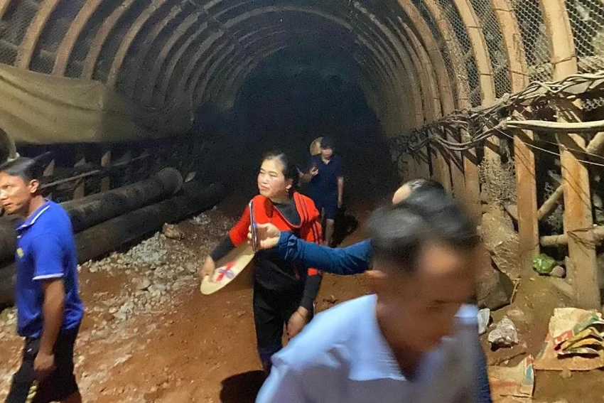 Người dân vào sâu trong hầm khai thác quặng.