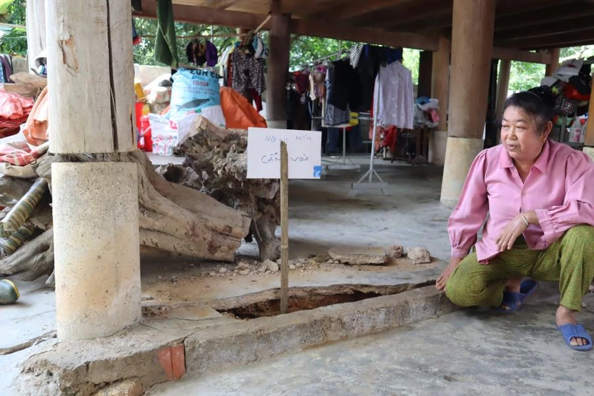Sụp lún đất đang làm ngôi nhà sàn của gia đình bà Lương Thị Thanh chênh vênh, cả gia đình không dám ở trong căn nhà sàn này và phải cắm biển "nguy hiểm cấm vào". Sụp lún đất đang làm ngôi nhà sàn của gia đình bà Lương Thị Thanh chênh vênh, cả gia đình không dám ở trong căn nhà sàn này và phải cắm biển "nguy hiểm cấm vào".