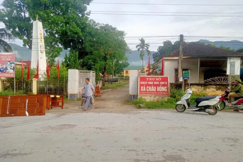 Những cánh cửa được tháo khỏi ngôi nhà dân, những chiếc bàn, ghế được di chuyển ra đường nhựa. Những cánh cửa được tháo khỏi ngôi nhà dân, những chiếc bàn, ghế được di chuyển ra đường nhựa.