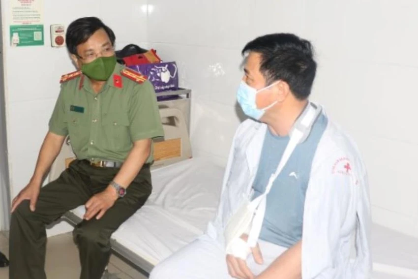 Đại tá Hồ Văn Tứ, Phó Giám đốc Công an tỉnh Nghệ An thăm hỏi, động viên Trung tá Nguyễn Sỹ Hải. Ảnh: CA. Đại tá Hồ Văn Tứ, Phó Giám đốc Công an tỉnh Nghệ An thăm hỏi, động viên Trung tá Nguyễn Sỹ Hải. Ảnh: CA.