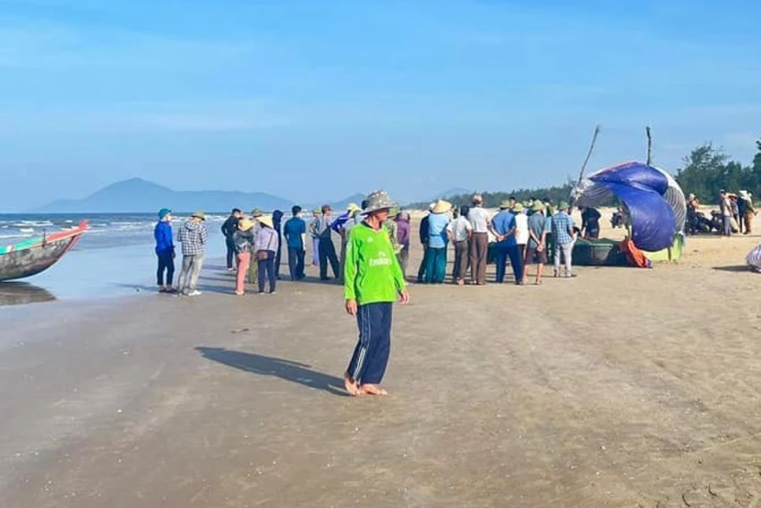 Thi thể nạn nhân được đưa vào bờ biển. Ảnh: CTV Thi thể nạn nhân được đưa vào bờ biển. Ảnh: CTV
