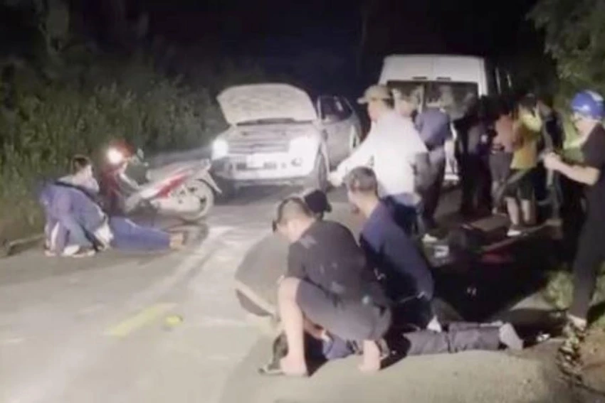 Lực lượng cảnh sát vây bắt hai nghi phạm chở 15 bánh heroin dùng súng K59 chống đối. Ảnh: CA. Lực lượng cảnh sát vây bắt hai nghi phạm chở 15 bánh heroin dùng súng K59 chống đối. Ảnh: CA.