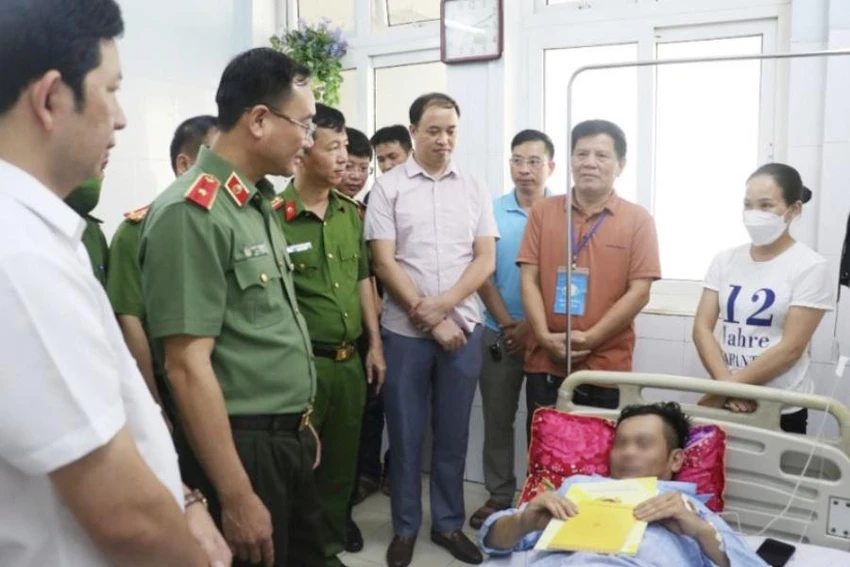 Thiếu tướng Phạm Thế Tùng- Giám đốc Công an tỉnh Nghệ An cùng chủ tịch UBND huyện Quế Phong và đoàn công tác thăm hỏi, động viên anh PLT, cán bộ Công an huyện Quế Phong. Ảnh: CA. Thiếu tướng Phạm Thế Tùng- Giám đốc Công an tỉnh Nghệ An cùng chủ tịch UBND huyện Quế Phong và đoàn công tác thăm hỏi, động viên anh PLT, cán bộ Công an huyện Quế Phong. Ảnh: CA.