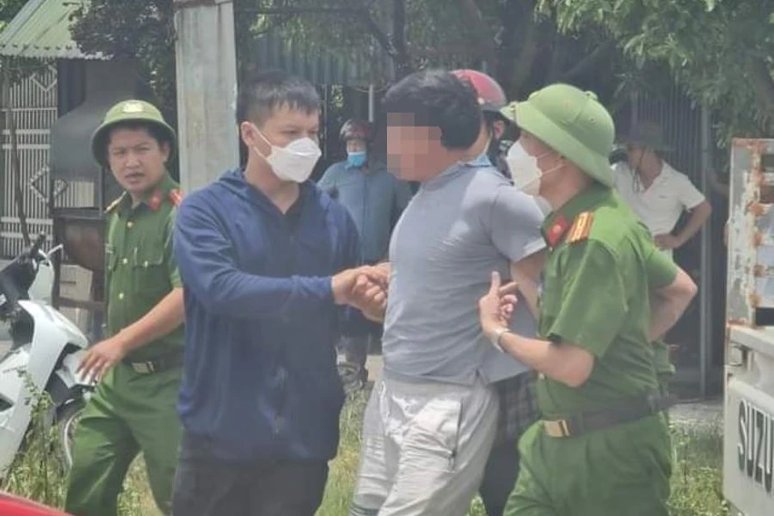 Công an khống chế, đưa ông T về trụ sở để làm việc. Ảnh: CTV Công an khống chế, đưa ông T về trụ sở để làm việc. Ảnh: CTV