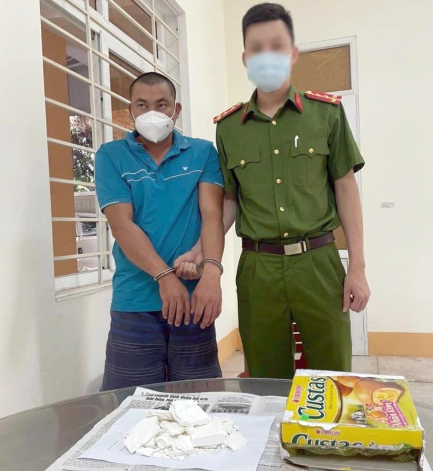 Lâm bị bắt cùng tang vật heroin. Ảnh: CA Lâm bị bắt cùng tang vật heroin. Ảnh: CA