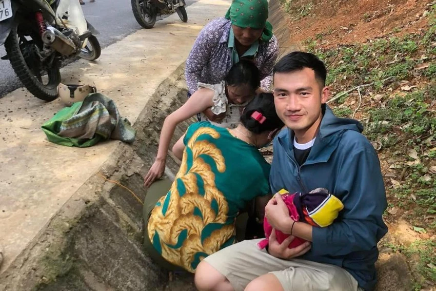 Trung úy Lương Văn Thạch hỗ trợ bế em bé vừa chào đời. Ảnh: CA. Trung úy Lương Văn Thạch hỗ trợ bế em bé vừa chào đời. Ảnh: CA.