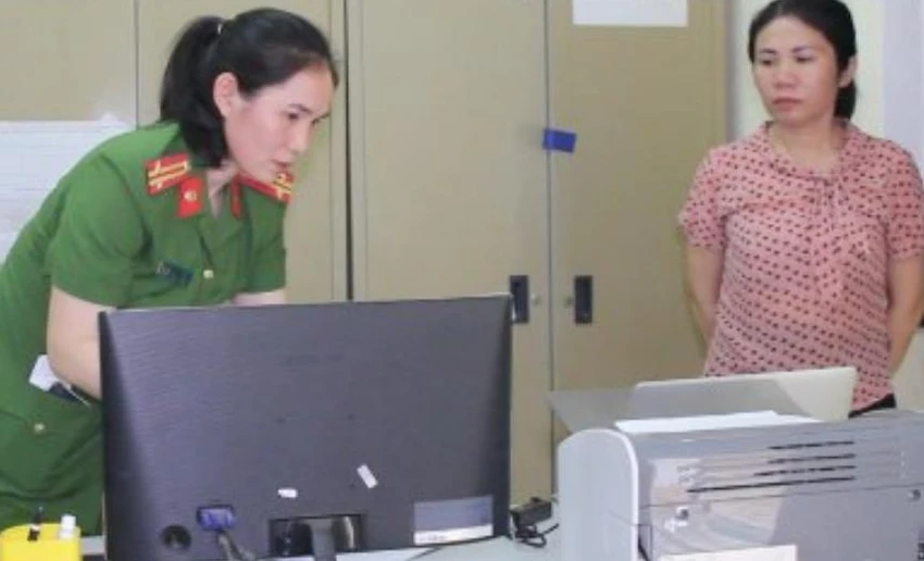 Công an khám xét nơi làm việc của Bùi Thị Lường. Ảnh: CA.