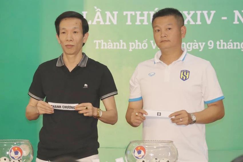 Nhà báo Bá Thăng (Đài Truyền hình kỹ thuật số VTC, Đài Tiếng nói Việt Nam) và Huấn luyện viên Phạm Văn Quyến bốc thăm chia bảng cho 20 đội bóng nhi đồng. Nhà báo Bá Thăng (Đài Truyền hình kỹ thuật số VTC, Đài Tiếng nói Việt Nam) và Huấn luyện viên Phạm Văn Quyến bốc thăm chia bảng cho 20 đội bóng nhi đồng.