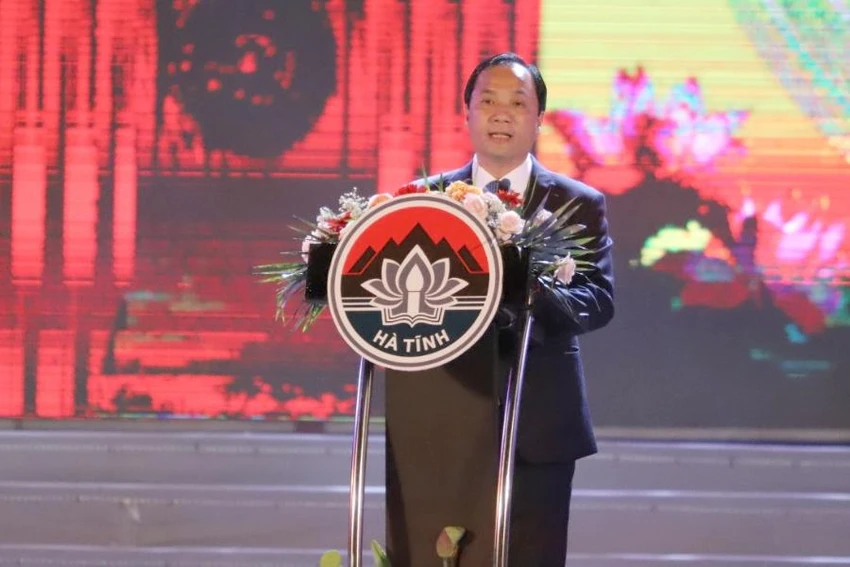 Ông Hoàng Trung Dũng- Bí Thư tỉnh ủy Hà Tĩnh đọc diễn văn tại buổi lễ Ông Hoàng Trung Dũng- Bí Thư tỉnh ủy Hà Tĩnh đọc diễn văn tại buổi lễ