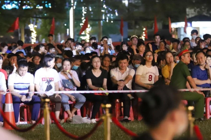 Đông đảo bà con nhân dân tỉnh Hà Tĩnh dự lễ kỷ niệm Đông đảo bà con nhân dân tỉnh Hà Tĩnh dự lễ kỷ niệm