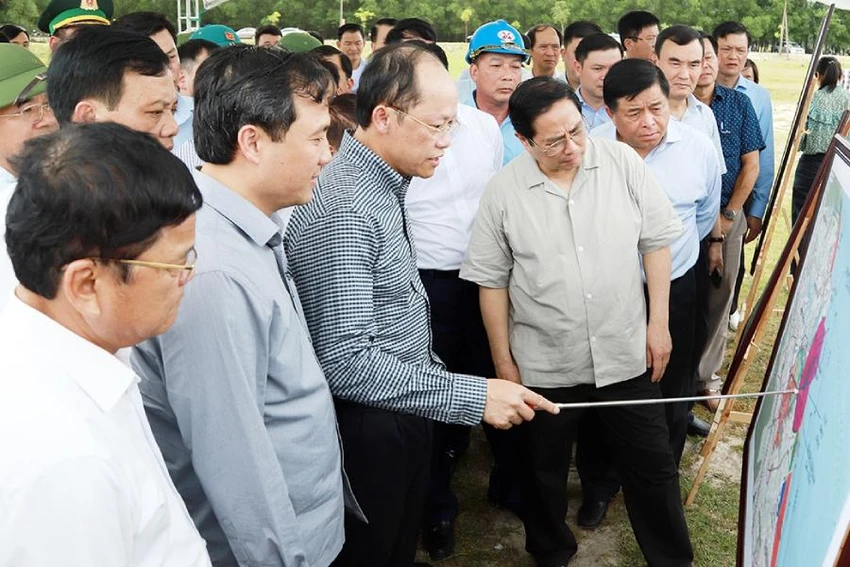 Ông Nguyễn Hồng Lĩnh - Phó Chủ tịch Thường trực UBND tỉnh Hà Tĩnh - báo cáo Thủ tướng Chính phủ và đoàn công tác về một số nội dung liên quan đến dự án mỏ sắt Thạch Khê. Ảnh: BHT