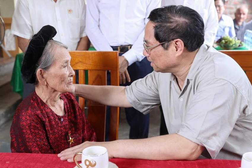 Thủ tướng ân cần thăm hỏi sức khỏe và đời sống của Mẹ Việt Nam Anh hùng Nguyễn Thị Ả và gia đình. Ảnh: NHẬT BẮC. Thủ tướng ân cần thăm hỏi sức khỏe và đời sống của Mẹ Việt Nam Anh hùng Nguyễn Thị Ả và gia đình. Ảnh: NHẬT BẮC.