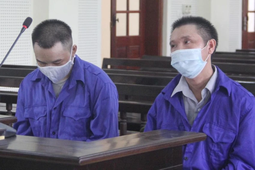 Hai chú cháu Lỳ Giống Pó và Lỳ Bá Ca tại phiên tòa sơ thẩm. Hai chú cháu Lỳ Giống Pó và Lỳ Bá Ca tại phiên tòa sơ thẩm.