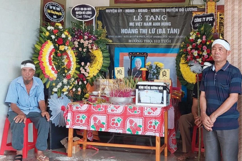 Di ảnh mẹ Việt Nam anh hùng Hoàng Thị Lữ. Ảnh: ĐL Di ảnh mẹ Việt Nam anh hùng Hoàng Thị Lữ. Ảnh: ĐL