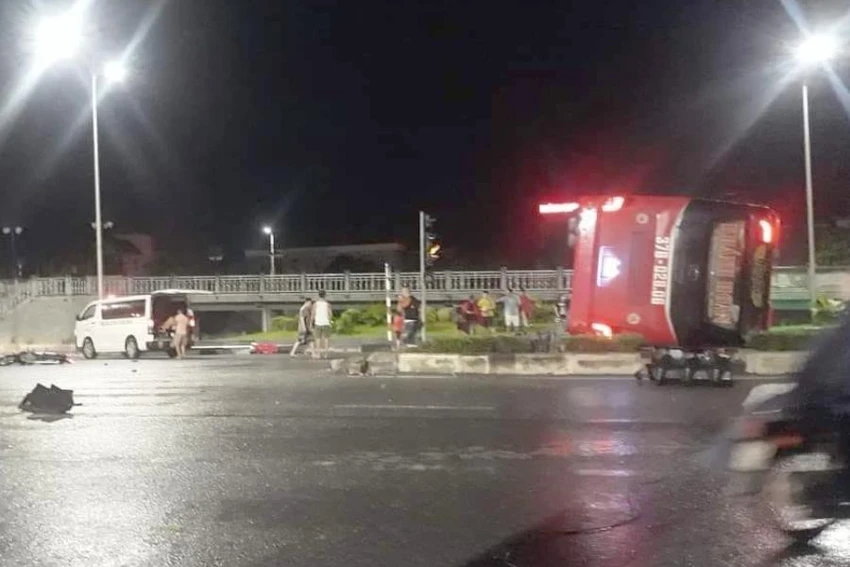 Xe cứu thương đến chở người bị thương đi cấp cứu. Ảnh: CTV Xe cứu thương đến chở người bị thương đi cấp cứu. Ảnh: CTV