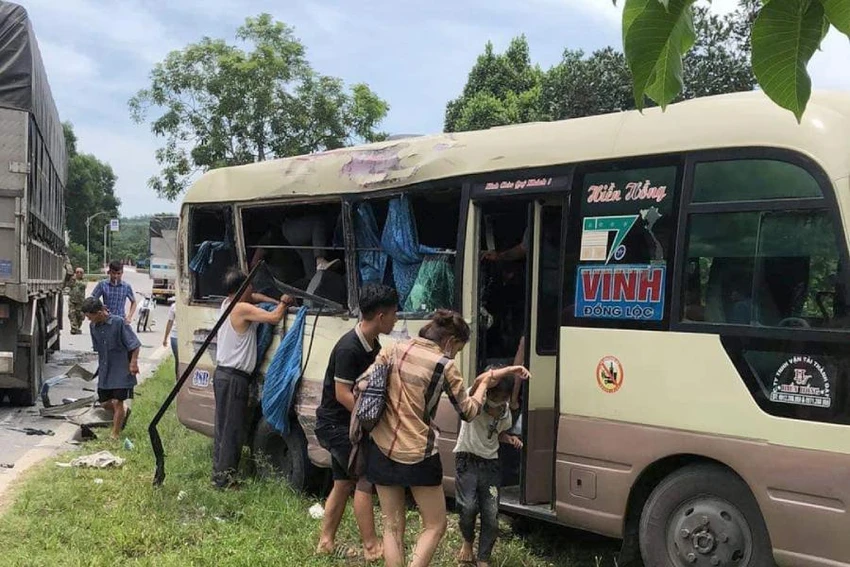 Giải cứu các nạn nhân trên xe khách. Ảnh: CTV. Giải cứu các nạn nhân trên xe khách. Ảnh: CTV.