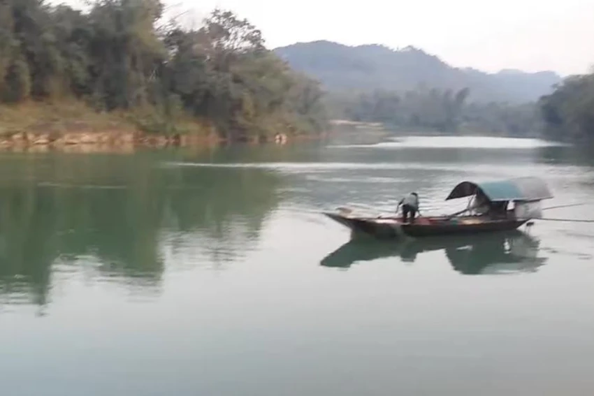 Sông Ngàn Sâu chảy qua huyện miền núi Vũ Quang (Hà Tĩnh). Sông Ngàn Sâu chảy qua huyện miền núi Vũ Quang (Hà Tĩnh).
