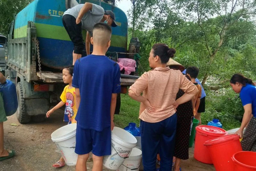 Thời gian qua, nhiều hộ dân phải đi lấy nước sạch từ xe bồn về để sử dụng. Thời gian qua, nhiều hộ dân phải đi lấy nước sạch từ xe bồn về để sử dụng.