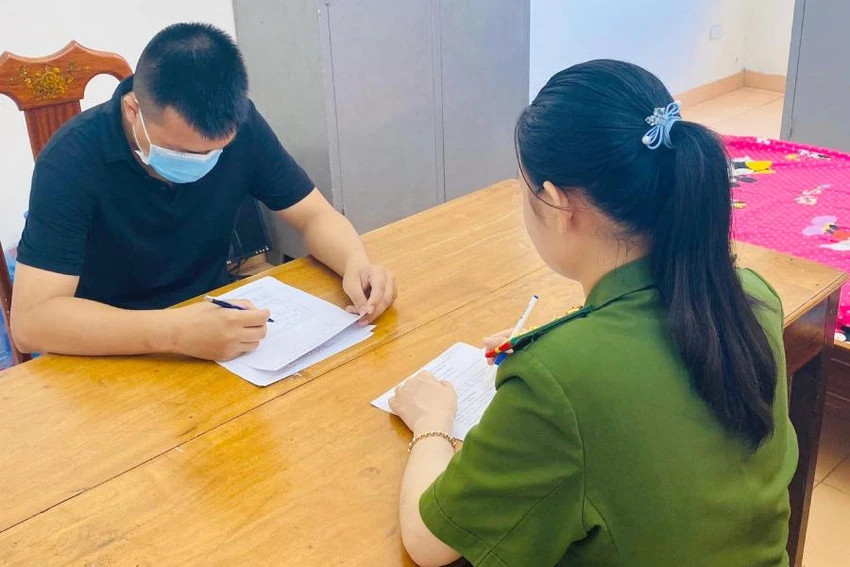 Lê Văn Việt làm việc với cán bộ công an. Ảnh: CA. Lê Văn Việt làm việc với cán bộ công an. Ảnh: CA.