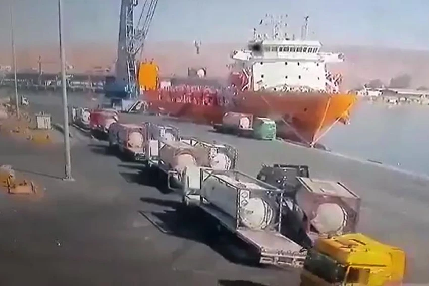 Bồn chứa khí chlorine đang được cẩu từ trên thuyền xuống. Ảnh cắt từ video trên TWITTER. Bồn chứa khí chlorine đang được cẩu từ trên thuyền xuống. Ảnh cắt từ video trên TWITTER.