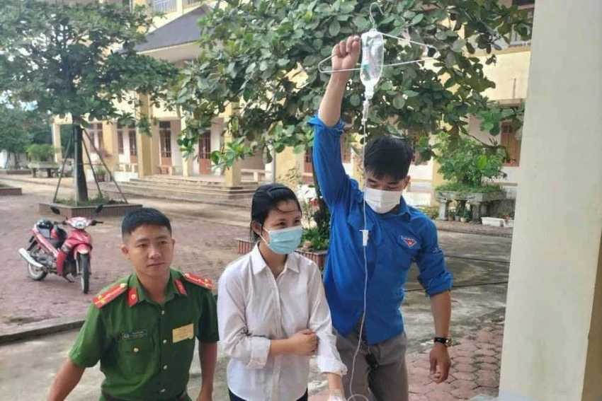 Thí sinh Lâm Hồng Nhung được đưa đến phòng thi. Ảnh: KAQT.