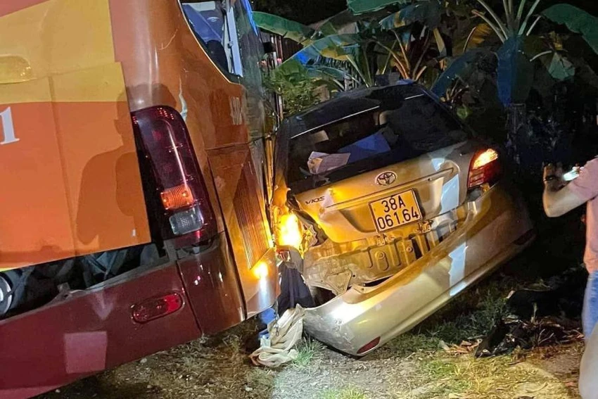 Ô tô khách và xe hơi bị hư hỏng nặng. Ảnh: CTV Ô tô khách và xe hơi bị hư hỏng nặng. Ảnh: CTV
