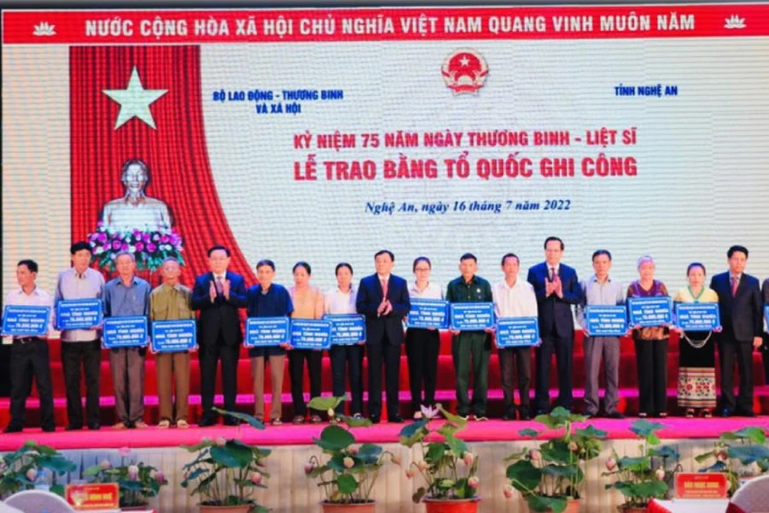 Chủ tịch Quốc hội Vương Đình Huệ và ông Đào Ngọc Dung - Bộ trưởng Bộ LĐ-TB&XH - trao tặng kinh phí xây dựng 20 căn nhà tình nghĩa. Ảnh: ĐL Chủ tịch Quốc hội Vương Đình Huệ và ông Đào Ngọc Dung - Bộ trưởng Bộ LĐ-TB&XH - trao tặng kinh phí xây dựng 20 căn nhà tình nghĩa. Ảnh: ĐL
