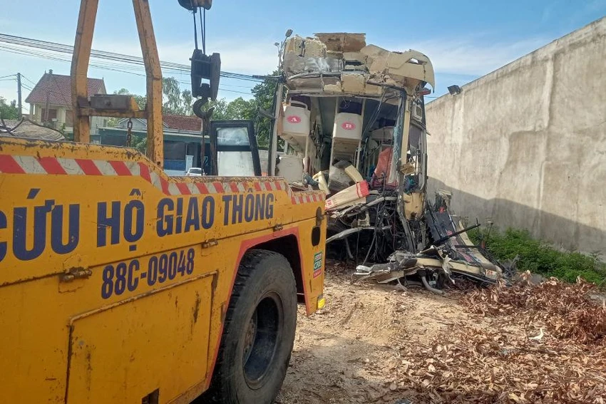 Cứu hộ giao thông đã đưa xe khách ra khỏi hiện trường, tránh ách tắc giao thông. Ảnh: ĐL Cứu hộ giao thông đã đưa xe khách ra khỏi hiện trường, tránh ách tắc giao thông. Ảnh: ĐL