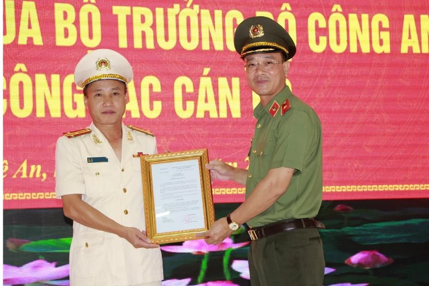 Thiếu tướng Phạm Thế Tùng- Giám đốc Công an tỉnh Nghệ An trao quyết định bổ nhiệm chức vụ Phó Giám đốc Công an Nghệ An cho Thượng tá Nguyễn Duy Thanh. Thiếu tướng Phạm Thế Tùng- Giám đốc Công an tỉnh Nghệ An trao quyết định bổ nhiệm chức vụ Phó Giám đốc Công an Nghệ An cho Thượng tá Nguyễn Duy Thanh.