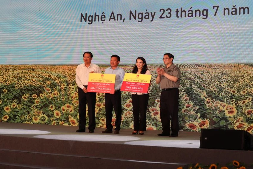 Thủ tướng Phạm Minh Chính và ông Phan Đình Trạc- Bí thư TƯ Đảng- Trưởng Ban Nội chính Trung ương trao tặng nhà tình nghĩa và hỗ trợ xây dựng nhà văn hóa cho 30 xã miền núi Phủ Quỳ (Nghệ An). Ảnh: ĐẮC LAM. Thủ tướng Phạm Minh Chính và ông Phan Đình Trạc- Bí thư TƯ Đảng- Trưởng Ban Nội chính Trung ương trao tặng nhà tình nghĩa và hỗ trợ xây dựng nhà văn hóa cho 30 xã miền núi Phủ Quỳ (Nghệ An). Ảnh: ĐẮC LAM.