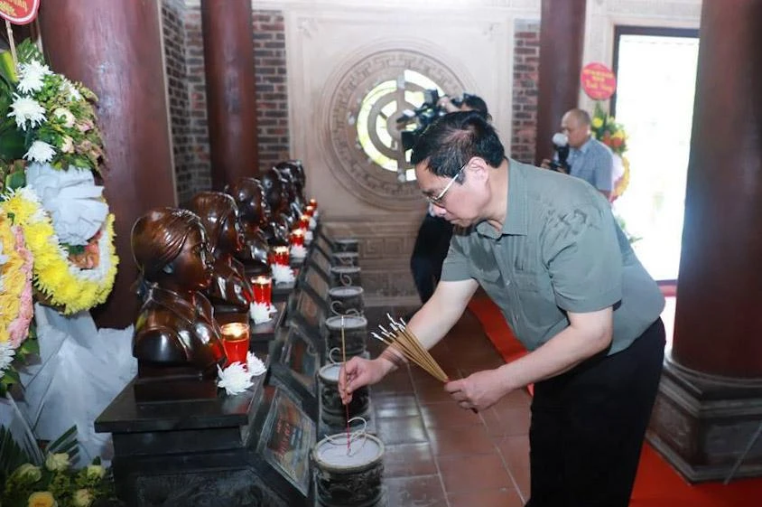 Thủ tướng Phạm Minh Chính dâng hương tại Khu di tích lịch sử Quốc gia Truông Bồn. Ảnh: NTV Thủ tướng Phạm Minh Chính dâng hương tại Khu di tích lịch sử Quốc gia Truông Bồn. Ảnh: NTV