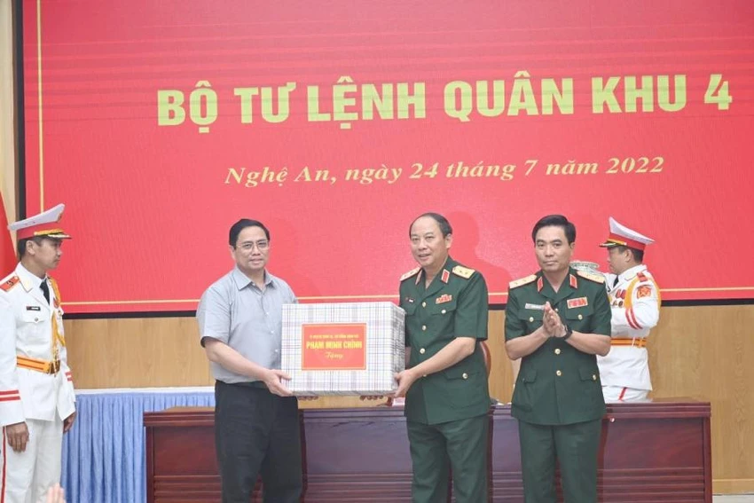 Thủ tướng Phạm Minh Chính trao quà cho lực lượng vũ trang Quân khu 4. Ảnh: QK4.
