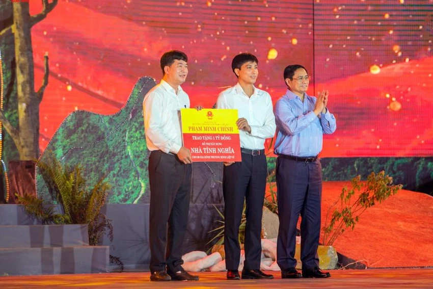 Thủ tướng Phạm Minh Chính trao hỗ trợ xây dựng 20 căn nhà tình nghĩa cho huyện Anh Sơn. Ảnh: RẠNG ĐÔNG. Thủ tướng Phạm Minh Chính trao hỗ trợ xây dựng 20 căn nhà tình nghĩa cho huyện Anh Sơn. Ảnh: RẠNG ĐÔNG.