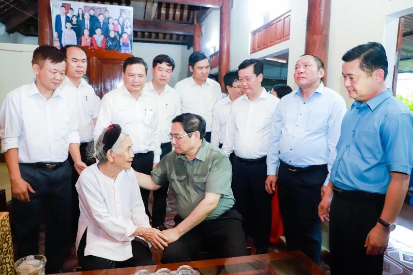 Thủ tướng Chính phủ Phạm Minh Chính thăm bà Nguyễn Thị Tám (vợ liệt sĩ Nguyễn Sỹ Việt), ở xã Phúc Sơn, huyện Anh Sơn, Nghệ An. Ảnh: NTV. Thủ tướng Chính phủ Phạm Minh Chính thăm bà Nguyễn Thị Tám (vợ liệt sĩ Nguyễn Sỹ Việt), ở xã Phúc Sơn, huyện Anh Sơn, Nghệ An. Ảnh: NTV.