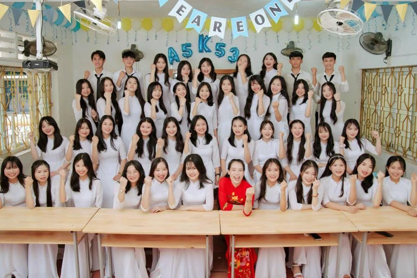 Cô giáo chủ nhiệm Bùi Thị Hòa cùng tập thể lớp 12A5, Trường THPT Nguyễn Văn Trỗi (huyện Lộc Hà, Hà Tĩnh). Cô giáo chủ nhiệm Bùi Thị Hòa cùng tập thể lớp 12A5, Trường THPT Nguyễn Văn Trỗi (huyện Lộc Hà, Hà Tĩnh).
