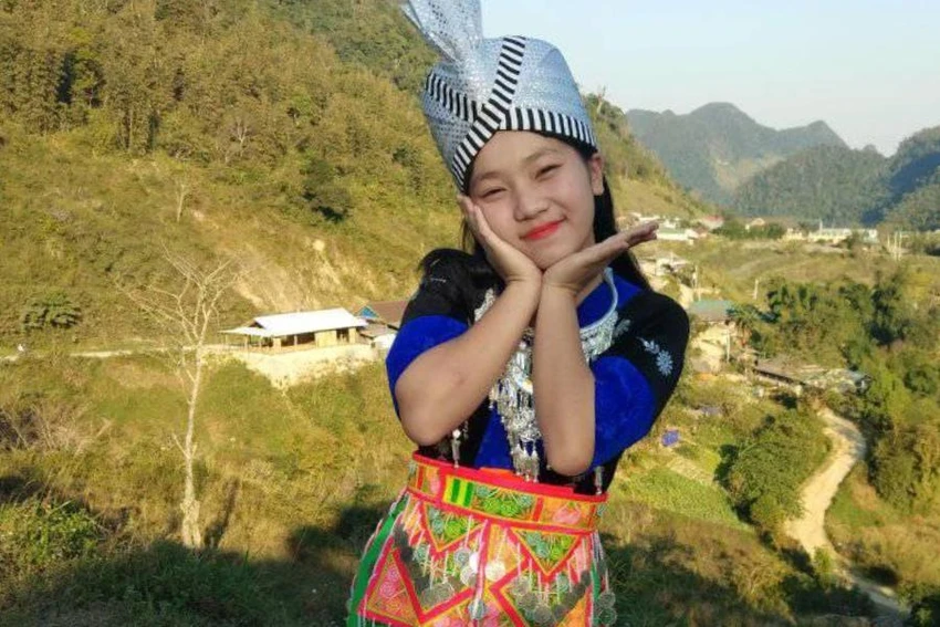 Nữ sinh Lầu Nguyễn Hương Giang.