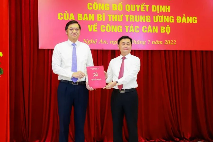 Ông Thái Thanh Quý, Bí thư Tỉnh ủy Nghệ An trao quyết định của Ban Bí thư về việc chuẩn y ông Hoàng Nghĩa Hiếu, Ủy viên Ban Thường vụ Tỉnh ủy, Phó Chủ tịch UBND tỉnh Nghệ An giữ chức Phó Bí thư Tỉnh ủy Nghệ An. Ảnh: NTV Ông Thái Thanh Quý, Bí thư Tỉnh ủy Nghệ An trao quyết định của Ban Bí thư về việc chuẩn y ông Hoàng Nghĩa Hiếu, Ủy viên Ban Thường vụ Tỉnh ủy, Phó Chủ tịch UBND tỉnh Nghệ An giữ chức Phó Bí thư Tỉnh ủy Nghệ An. Ảnh: NTV
