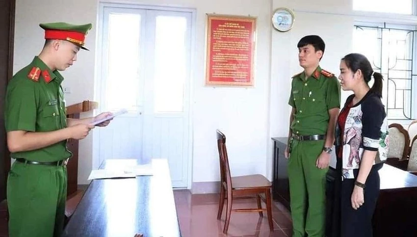 Cơ quan điều tra tống đạt quyết định khởi tố, bắt tạm giam Hoàng Thị Bình. Ảnh: CA Cơ quan điều tra tống đạt quyết định khởi tố, bắt tạm giam Hoàng Thị Bình. Ảnh: CA