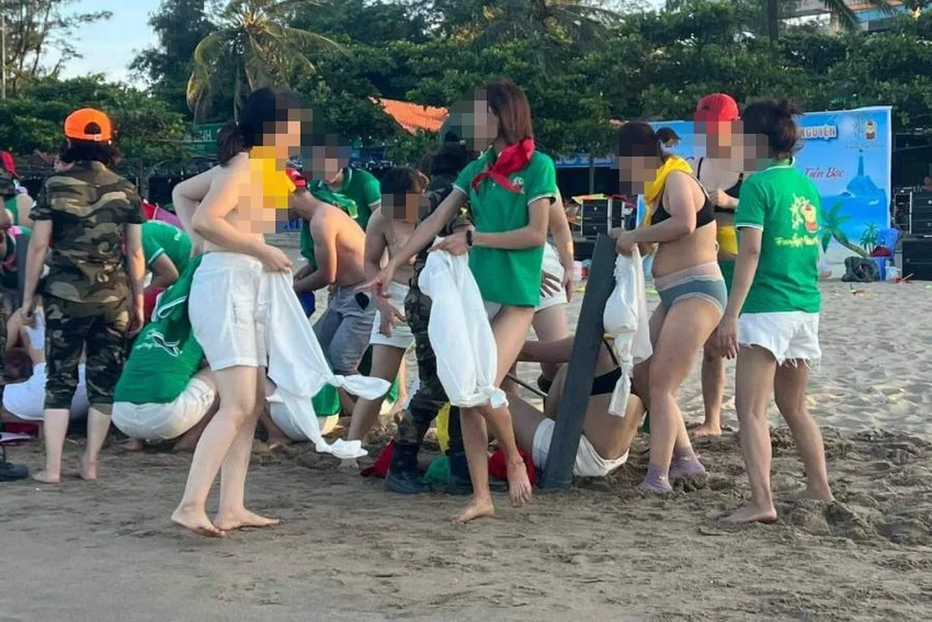 Nhóm phụ nữ đưa dụng cụ ra tổ chức trò chơi trên bãi biển Cửa Lò.