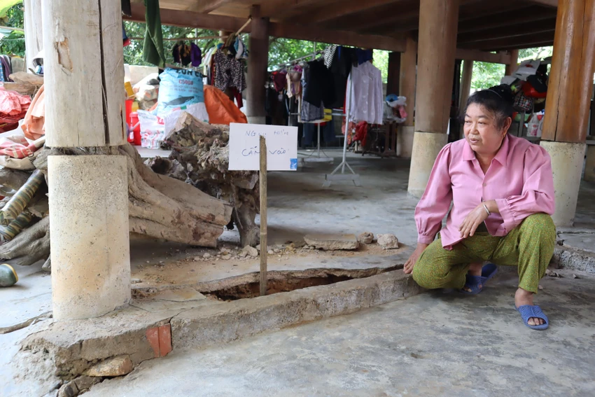 Nhà của người dân ở xã Châu Hồng bị sụt lún đất nên phải cắm biển "Nguy hiểm cấm vào". Ảnh: ĐẮC LAM