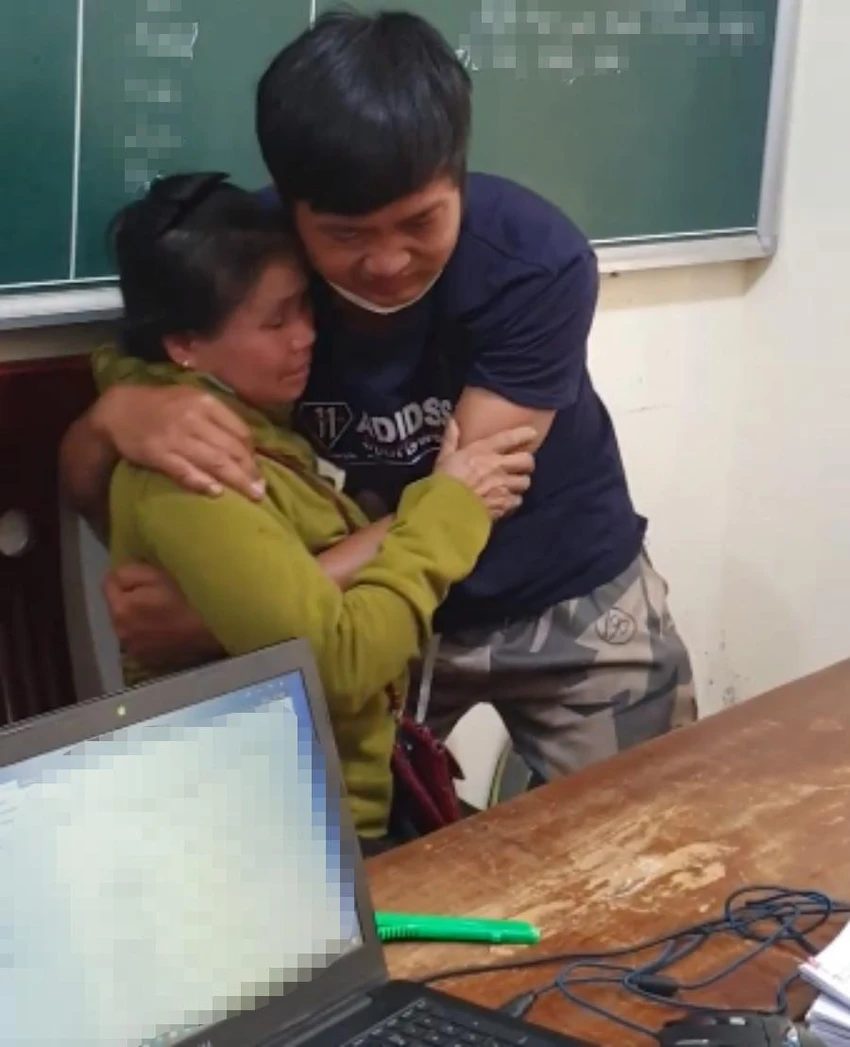 Anh Vi Văn Liểu được công an hỗ trợ, đón đưa về đến quê nhà. Ảnh: CA. Anh Vi Văn Liểu được công an hỗ trợ, đón đưa về đến quê nhà. Ảnh: CA.
