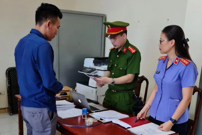 Cơ quan điều tra tống đạt quyết định khởi tố đối với Trần Đình Dũng. Ảnh: CA Cơ quan điều tra tống đạt quyết định khởi tố đối với Trần Đình Dũng. Ảnh: CA