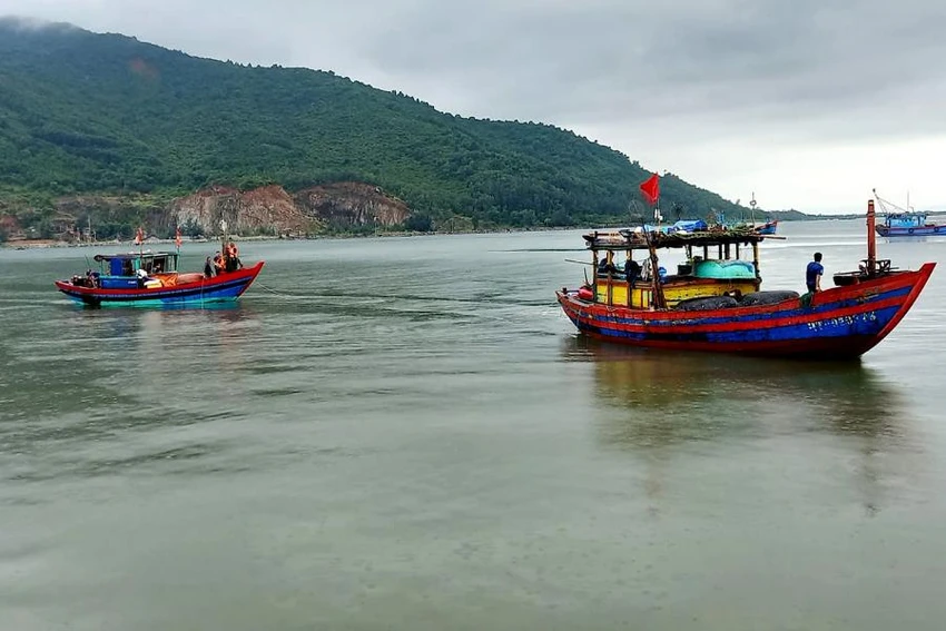 Kéo tàu HT-20408-TS bị hỏng máy trên biển, vào bờ an toàn. Ảnh: HOÀNG LƯƠNG. Kéo tàu HT-20408-TS bị hỏng máy trên biển, vào bờ an toàn. Ảnh: HOÀNG LƯƠNG.