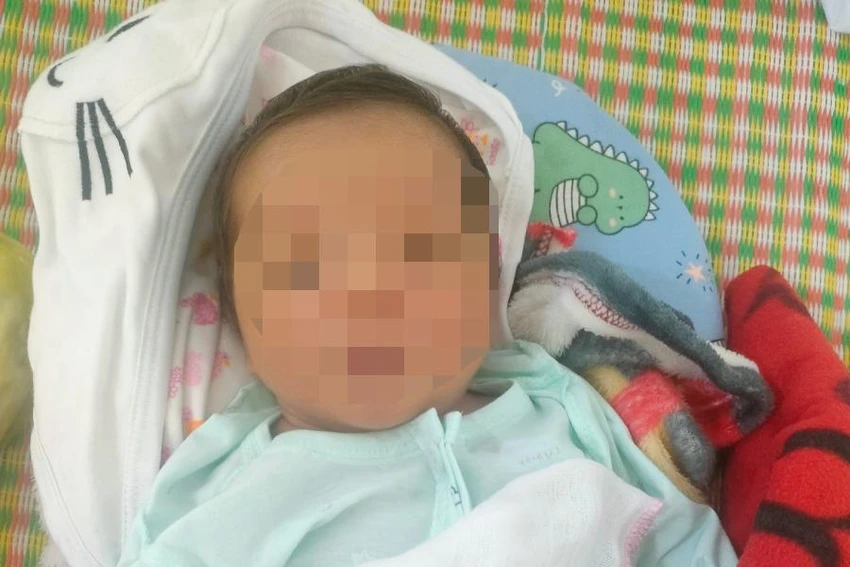 Bé trai khoảng 20 ngày tuổi bị bỏ rơi trước cổng trạm y tế. Bé trai khoảng 20 ngày tuổi bị bỏ rơi trước cổng trạm y tế.