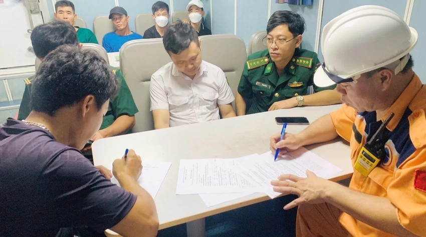 Năm ngư dân được cứu, đưa vào bờ an toàn.