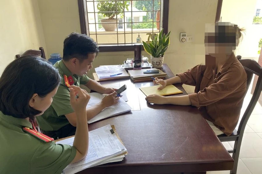 Công an huyện Anh Sơn làm việc với NTHQ. Ảnh: CA Công an huyện Anh Sơn làm việc với NTHQ. Ảnh: CA