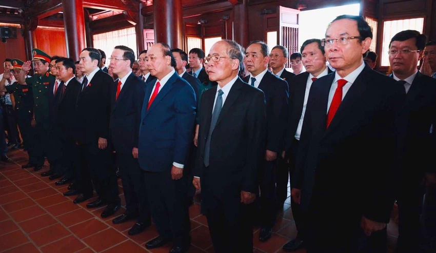 Lãnh đạo, nguyên lãnh đạo Đảng, Nhà nước, các ban, bộ, ngành Trung ương và đại diện dòng họ Lê dâng hoa, dâng hương tưởng niệm cố Tổng Bí thư Lê Hồng Phong. Ảnh: NTV Lãnh đạo, nguyên lãnh đạo Đảng, Nhà nước, các ban, bộ, ngành Trung ương và đại diện dòng họ Lê dâng hoa, dâng hương tưởng niệm cố Tổng Bí thư Lê Hồng Phong. Ảnh: NTV