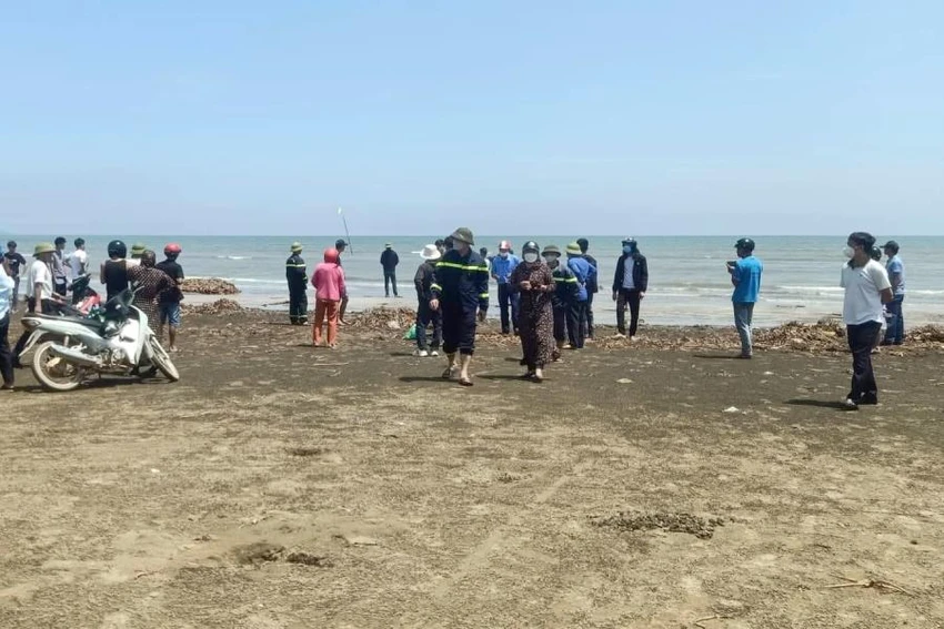 Người dân ra bờ biển dõi theo công tác tìm kiếm cứu nạn. Người dân ra bờ biển dõi theo công tác tìm kiếm cứu nạn.