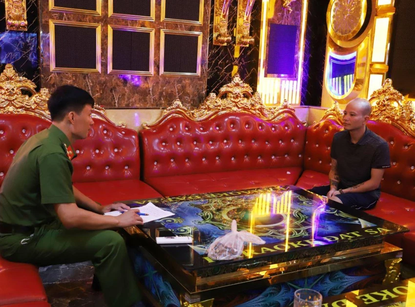 Công an lấy lời khai của người liên quan trong quán karaoke Đạt Sa. Ảnh: CA Công an lấy lời khai của người liên quan trong quán karaoke Đạt Sa. Ảnh: CA